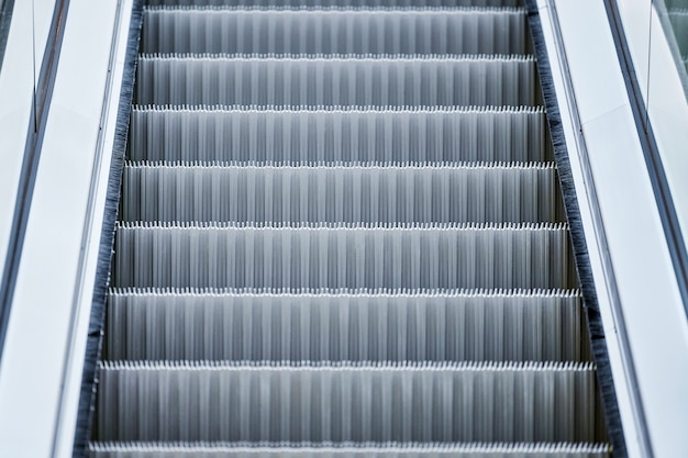 Escalator dans le centre commercial