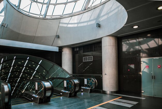 Escalator dans le hall du métro avec dôme en verre