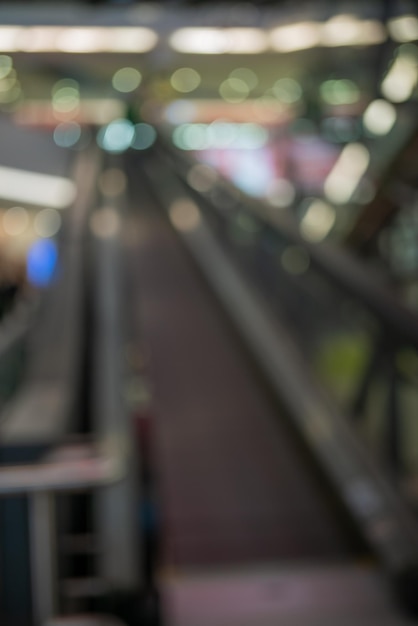 Escalator flou dans un magasin Arrière-plan flou pour une inscription