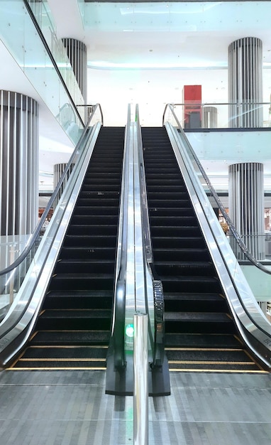 L'escalator à l'intérieur du centre commercial