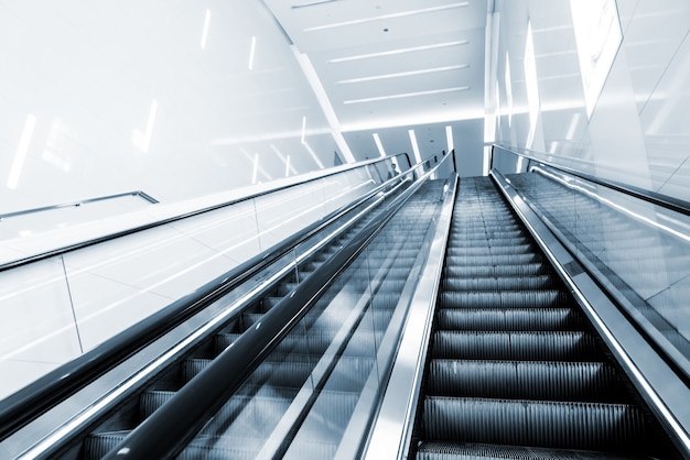 escalator moderne dans le centre commercial