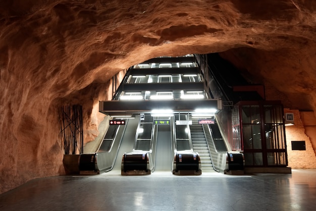 Photo escalator près de la plate-forme du métro souterrain à la station radhuset.