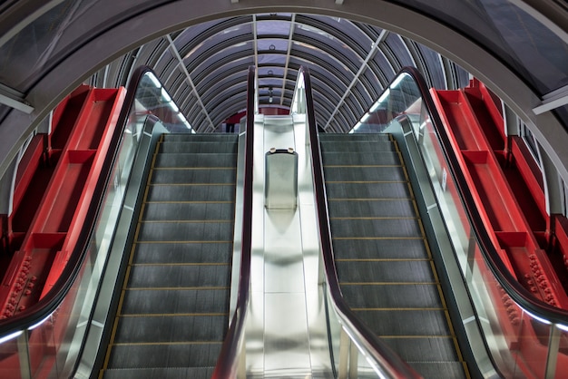 Escalators mécaniques modernes pour les personnes de haut en bas