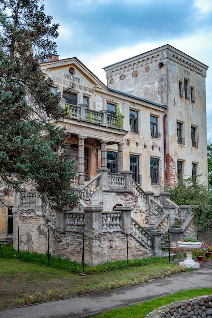 Photo escalier avec balustrade en pierre groupe d'entrée dans un manoir abandonné et façade minable manoir de kalkune