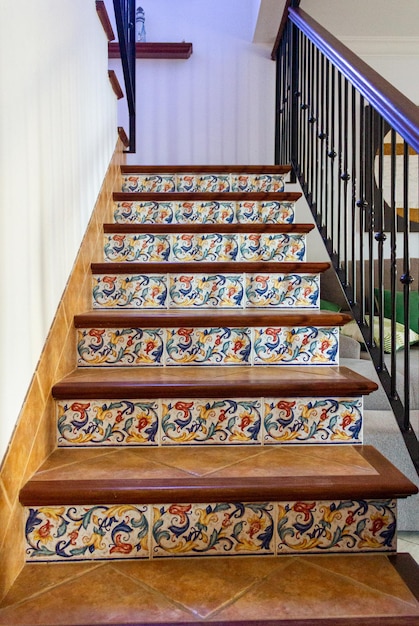 Escalier avec de belles décorations de bordure sur les marches de l'escalier