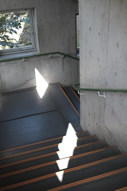 un escalier en béton vers le ciel