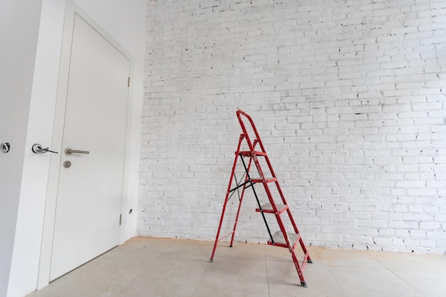 Escalier blanc sur fond blanc avec une copie de l'espace. Style minimal. Le concept de motivation, de construction et de réparation.