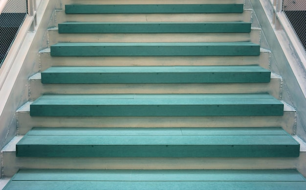 Escalier bleu et blanc vide dans un immeuble moderne