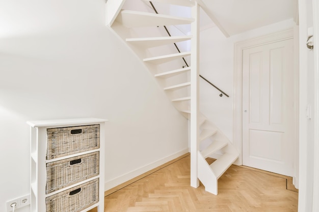 Escalier en bois dans le hall spacieux de l'appartement