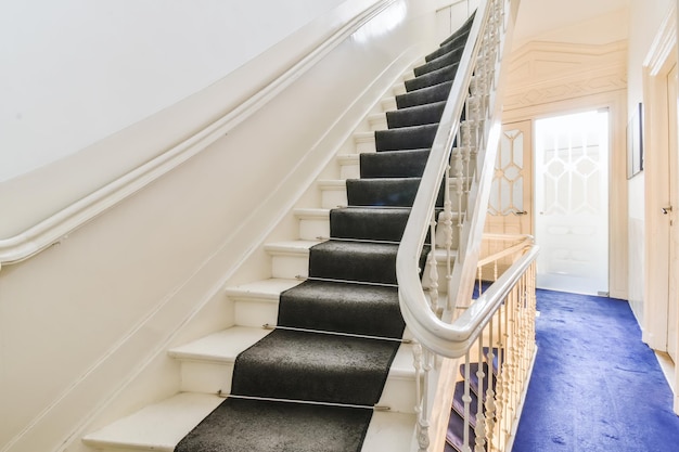 Escalier en bois dans le hall spacieux de l'appartement