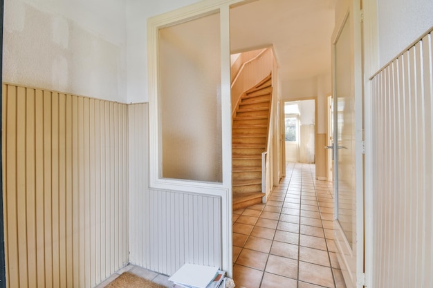 Escalier en bois dans le hall spacieux de l'appartement