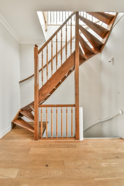 Escalier en bois dans le hall spacieux de l'appartement