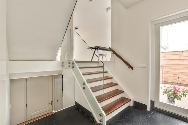 Escalier en bois dans le hall spacieux de l'appartement