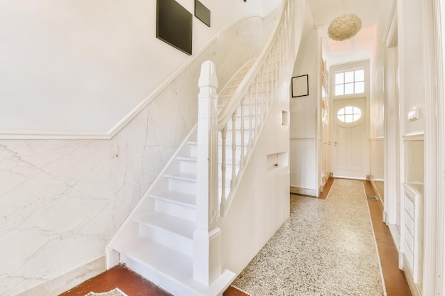 Escalier en bois dans le hall spacieux de l'appartement