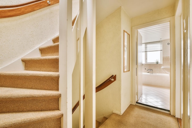 Escalier en bois dans le hall spacieux de l'appartement