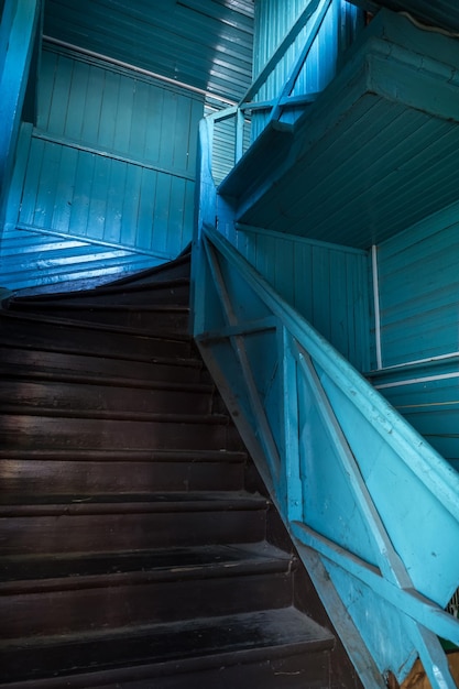 Escalier en bois dans une vieille ferme