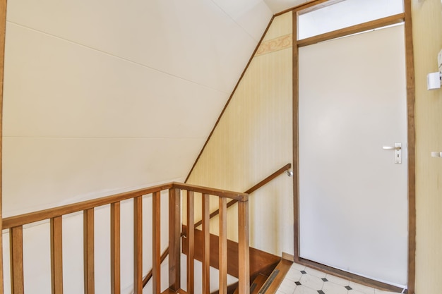 Escalier en bois luxueux avec mains courantes confortables