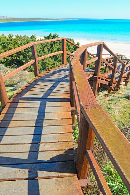 Escalier en bois à la plage en Sardaigne Italie