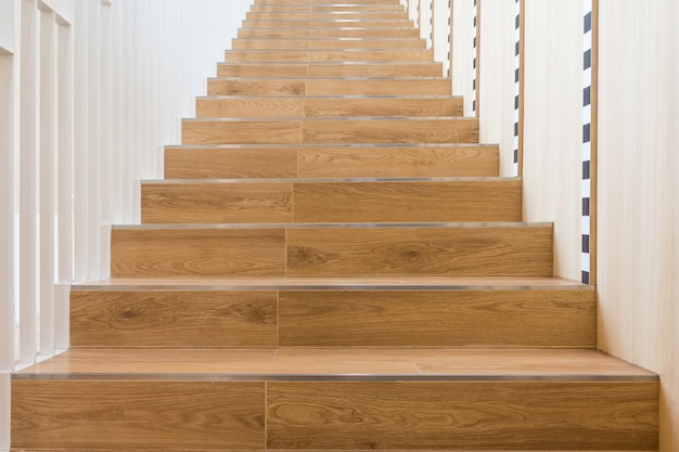 Escalier en bois pour la décoration intérieure, escalier domestique avec garde-corps