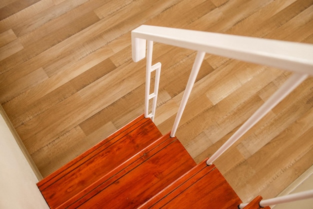 escalier en bois avec rampe en acier blanc