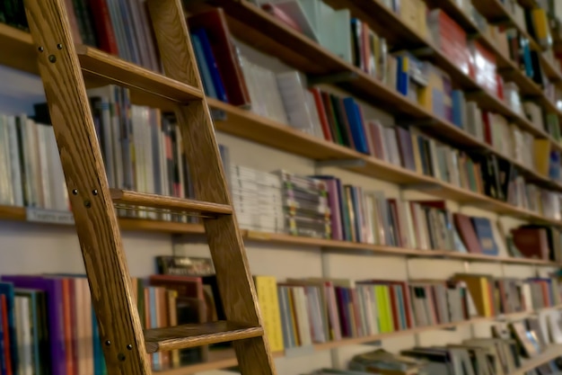 Escalier en bois soutenu par des étagères remplies de livres d'une célèbre librairie de Lisbonne