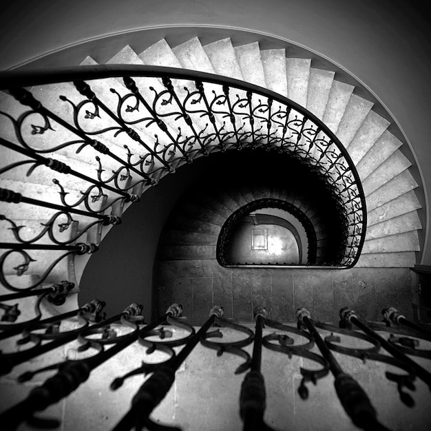 Photo escalier en colimaçon d'un bâtiment