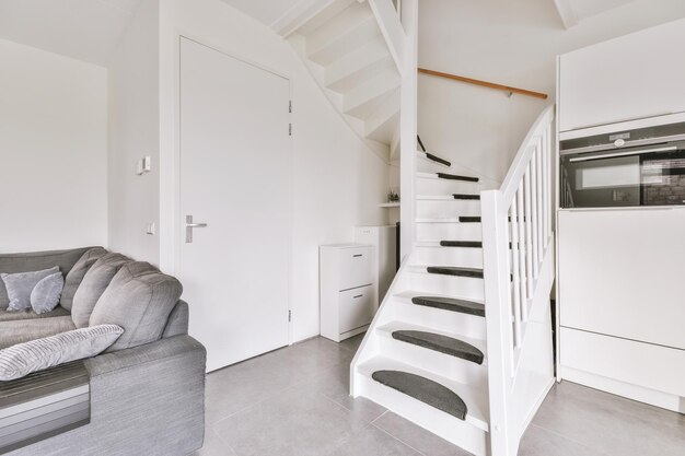 Escalier en colimaçon blanc dans un appartement moderne