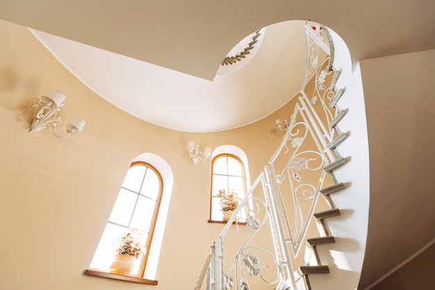 Escalier en colimaçon dans une maison moderne