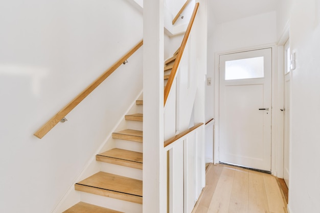 Escalier en colimaçon dans une maison rétro