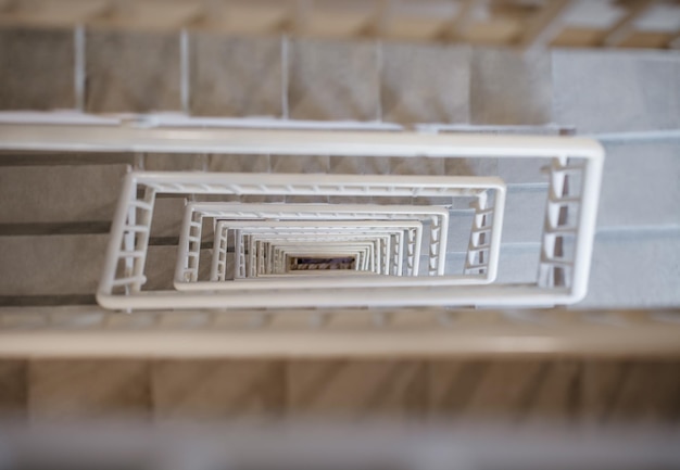 Escalier en colimaçon à l'intérieur du bâtiment, vue de dessus, mise au point sélective