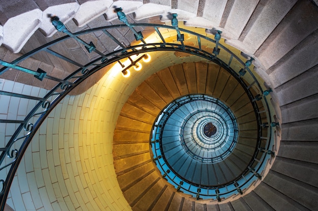 Escalier en colimaçon à l'intérieur du phare d'Eckmuhl en Bretagne, France