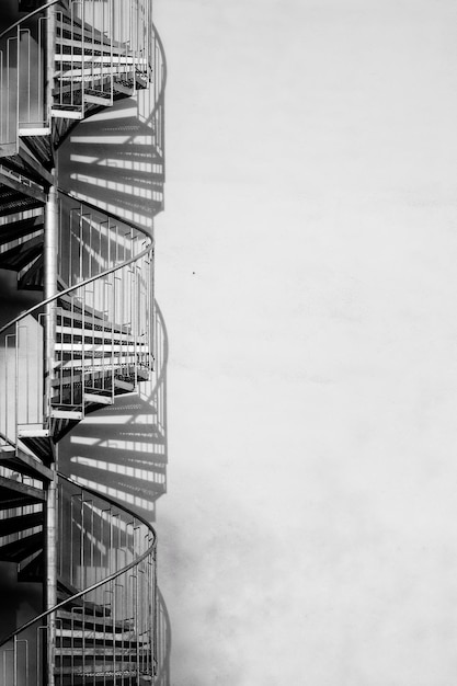 Photo escalier en colimaçon par bâtiment contre le ciel