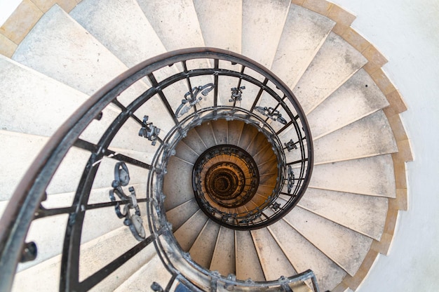 Escalier en colimaçon en pierre avec garde-corps en métal Basilique Saint-Étienne