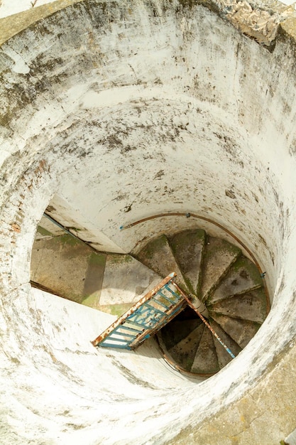 Escalier en colimaçon pour entrer dans un bunker