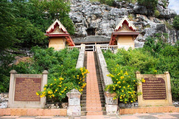 Escalier de construction antique du temple Wat Tham Khao Ngu pour les thaïlandais voyage visite respect prière bénédiction saint bouddha mystique au parc rocheux de montagne calcaire le 32022 novembre à Ratchaburi Thaïlande