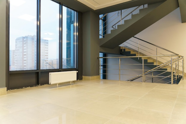 Escalier dans un bâtiment moderne Un hall vide et spacieux avec un escalier dans le centre d'affaires Sortie d'évacuation d'urgence du bâtiment en cas de tremblement de terre ou d'incendie