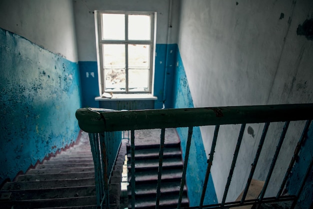 Escalier dans un bâtiment scolaire abandonné du village de Teriberka. Péninsule de Kola de la mer de Barents.