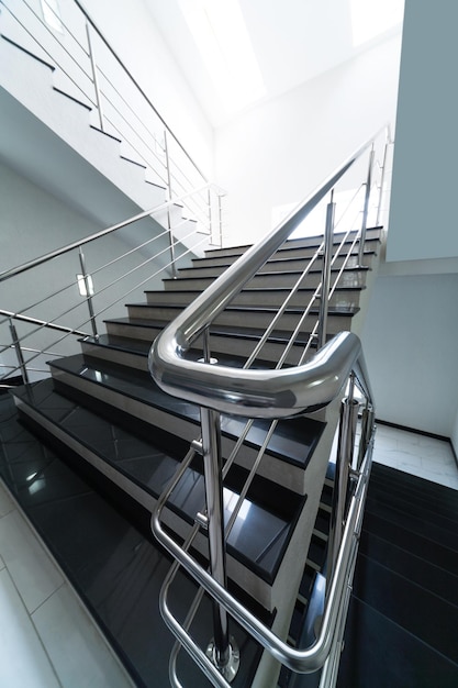 Photo escalier dans le bâtiment