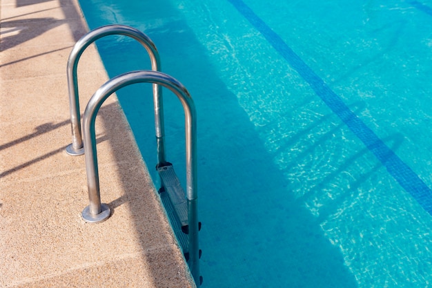 Escalier dans une belle piscine