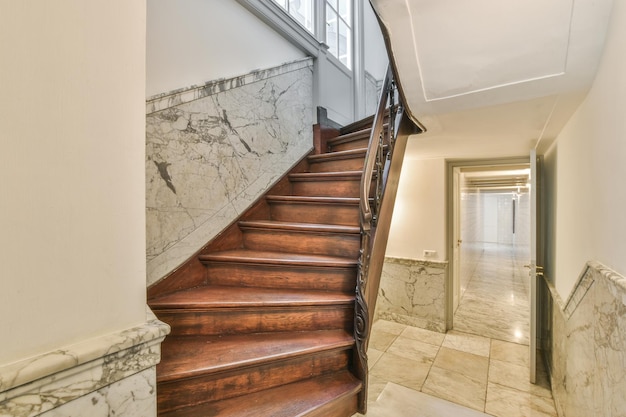 Escalier dans le hall spacieux de l'appartement