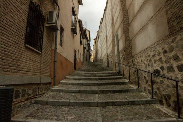 Escalier dans les rues médiévales de Tolède, en Espagne.