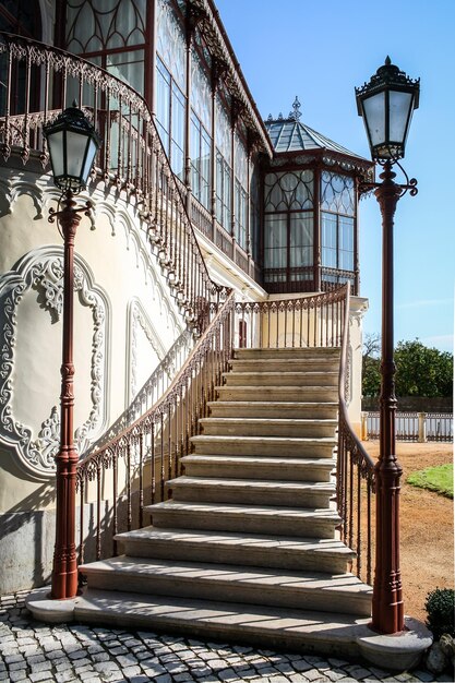 Escalier avec deux lampadaires vintage