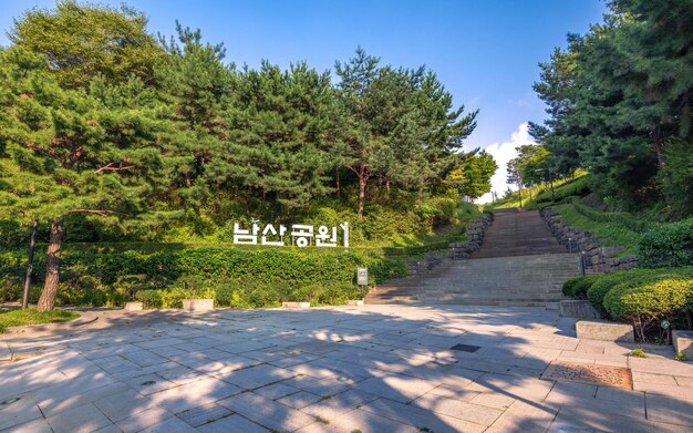 Photo l'escalier d'entrée du parc namsan à séoul, corée du sud, avec une signalisation en coréen