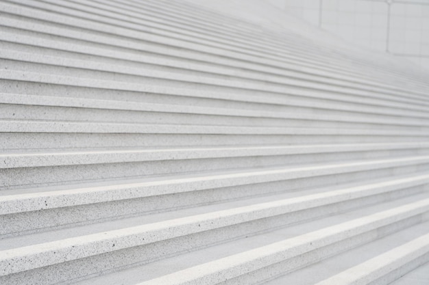 Photo escalier avec escalier en béton sur fond gris à paris, france. symétrie et géométrie. concept de rêve, de perspective, de progrès et de réussite future