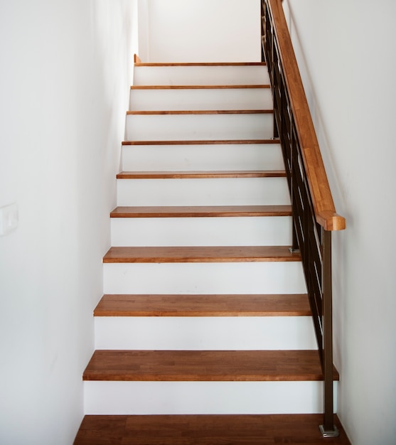 Escalier sur fond blanc