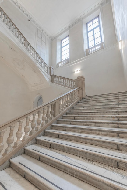 Escalier de luxe en marbre dans un ancien palais italien