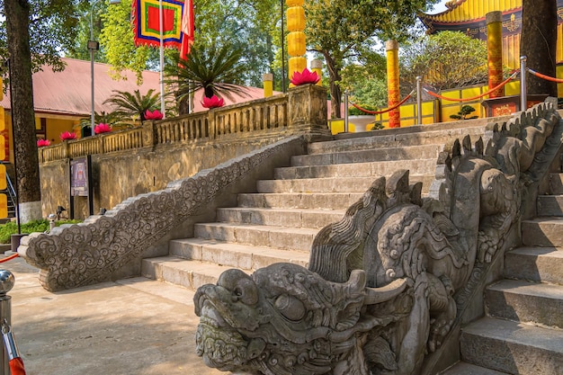 L'escalier et les mains courantes en forme de dragon du palais Kinh Thien Ils ont été construits en 1467 sous le règne du roi Le Thanh Tong