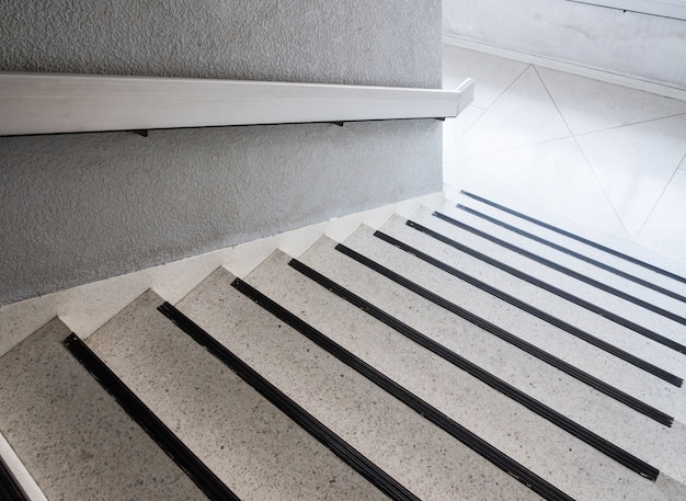 Escalier en marbre blanc avec le rail en métal.