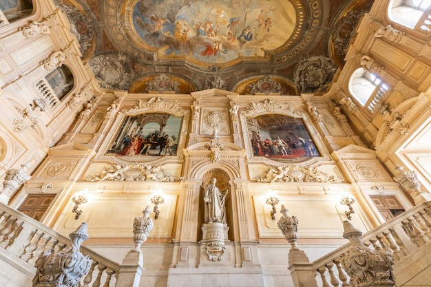 Escalier en marbre dans un palais historique avec un intérieur de luxe Palais Royal de Savoia Turin Italie