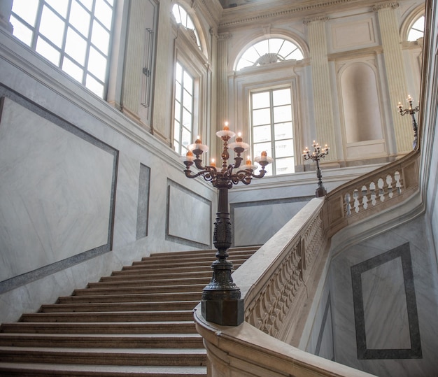 Escalier en marbre avec lampadaires anciens